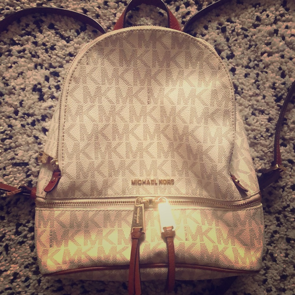 Michael Kors Signature Rhea ZIP Medium Back Back